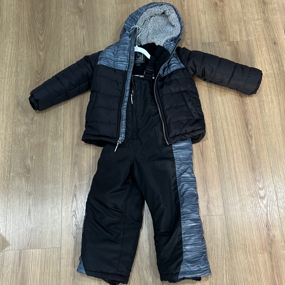 Brand: AQ kids size 4! Used once! In excellent condition! Good for the snow!